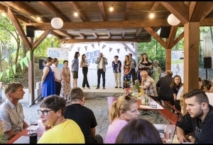 Die FEEL FR.E.E.-Teilnehmenden, die Vertreter der Einsatzstellen und die Verantwortlichen am Landratsamt Würzburg trafen sich beim gemeinsamen Abschlussfest zur Urkundenverleihung. Foto: Stefan Bausewein 