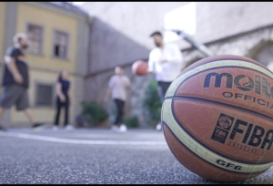 Basketballworkshop im Rahmen des &quot;Service Learnings&quot; im Jugendzentrum b-hof. Foto: Kilian Schick