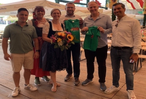 v.l.n.r.: Michael Distel (Schaustellervorstand), Tanja Göbel (Festzelt Hahn), Bürgermeisterin Judith Roth-Jörg, Mark Laudenbacher (Stadt Würzburg), Peter Häusinger (Verkehrswacht Würzburg); Heiner Distel (Schaustellervorstand). (Bild: Volker Omert)