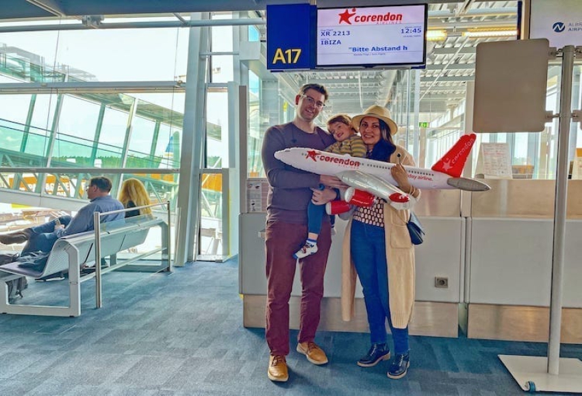 Foto: Beim Ibiza-Erstflug an Bord: Der kleine Marc mit seinen Eltern und aufblasbarem Flugzeug zum Planschen. | Foto: Katharina Ostertag / Airport Nürnberg