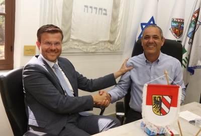 Hadera: Herzliche Begrüßung: Oberbürgermeister Marcus König trifft in der israelischen Partnerstadt Hadera seinen Amtskollegen Nir Ben-Haim (re.). Foto: Asi Kutin