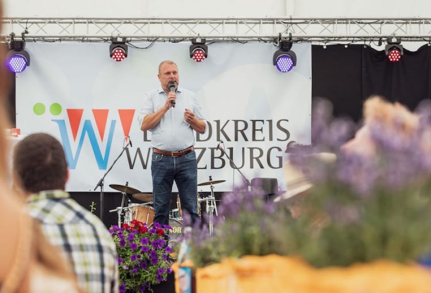 Landrat Thomas Eberth begrüßte die zahlreichen Besucherinnen und Besucher zum großen Tag der offenen Tür am Landratsamt Würzburg. Foto: Stefan Bausewein