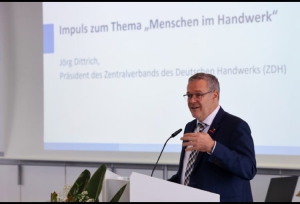 Jörg Dittrich, Präsident des Zentralverbands des Deutschen Handwerks (ZDH), nutzte seinen Impuls beim Handwerkerforum der Handwerkskammer, um die gegenwärtigen Herausforderungen für Handwerksbetriebe zu skizzieren und gleichzeitig die Zukunftschancen aufzuzeigen. Foto: Rudi Merkl