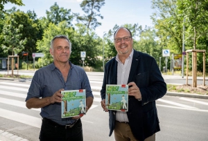 Bürgermeister Christian Vogel (rechts) und Tiergartendirektor Dr. Dag Encke im Sommer 2022 vor der neuen Verkehrsinsel. Der Tiergarten hat für die beiden neu gepflanzten Eschen eine Baumpatenschaft übernommen. Bildnachweis: Tiergarten Nürnberg / Thomas Hahn