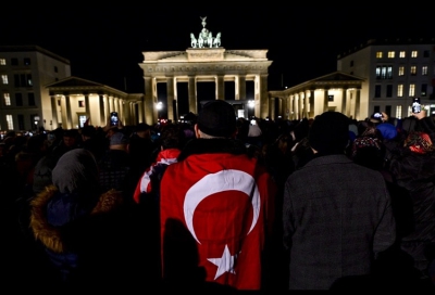 Tarihi Brandenburg Kapısı önünde Berlin İslam Federasyonu, Diyanet İşleri Türk İslam Birliği, İslam Toplumu Milli Görüş ve diğer derneklerin katkısıyla düzenlenen etkinliğe yaklaşık iki bin kişi katıldı. Sela ile başlayan etkinlikte Kuran-ı Kerim okundu.