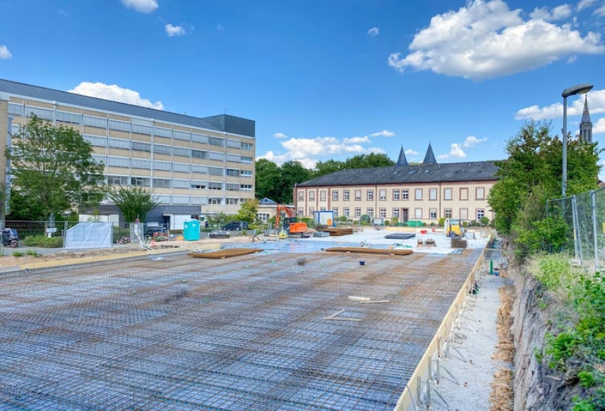 Für die Bodenplatte des Modulbaus der Geriatrie am Klinikum Main-Spessart in Lohr ist bereits alles vorbereitet.Foto: Anja Hildenbrand