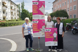 Fotos von Natalie Lenhart im Anhang: Für Verständnis werben: Maria Wehner, Lucia Miserre und Jenifer Gabel (von links) hängen die neuen Plakate.  Einsatz für ein harmonisches Nachtleben: Jenifer Gabel und Lucia Miserre.