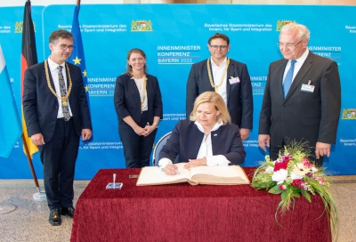 Staatsministerin Nancy Faeser trägt sich in das Goldene Buch der Stadt Würzburg ein. Stehend v.li: Oberbürgermeister Christian Schuchardt, dritte Bürgermeisterin Judith Jörg, zweiter Bürgermeister Martin Heilig, Staatsminister Joachim Herrmann.