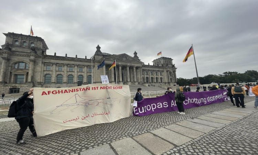 Almanya'da binlerce kişi Afganistan'da tehlikede olanların hızla tahliye edilmesini istedi
