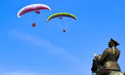 İzmir&#039;de iki paramotorcu, sağlık çalışanları için havalandı