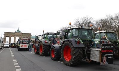 Almanya&#039;da çiftçiler hükümetin tarım politikalarını protesto etti