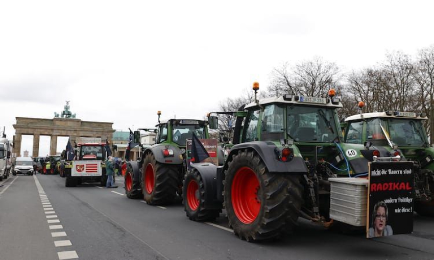 Almanya'da çiftçiler hükümetin tarım politikalarını protesto etti