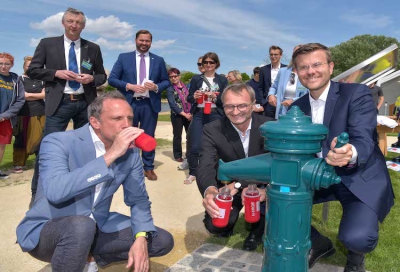 Inbetriebnahme des Menschenrechtsbrunnens am Wöhrder See am heutigen Freitag, 13. Mai 2022, von rechts: Oberbürgermeister Marcus König, Josef Hasler, Vorstandsvorsitzender der N-Ergie, und der bayerische Staatsminister für Umwelt- und Verbraucherschutz, Thorsten Glauber. Dahinter, von links: Ulrich Fitzthum, Leiter des Wasserwirtschaftsamts Nürnberg, und Jochen Kohler, Mitglied des Bayerischen Landtags. Bildnachweis: Christine Dierenbach / Stadt Nürnberg.