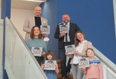 Halten das neue Kinderbuch über die Aufgaben des Landratsamts Würzburg druckfrisch in Händen (von links hinten): „Kinderbuch-Papa“ Christian Schuster, Pressestelle Landratsamt, Landrat Thomas Eberth, „Kinderbuch-Mama“ Kathrin Klotzbach, Pressestelle Landratsamt, Monika Schaub, Inhaberin Darum Verlag, „Kinderbuch-Zwillinge“ Charlotte und Clemens. Foto: Lucas Kesselhut