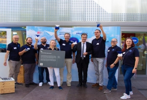 Party am Cube: Das Zentrum für Digitale Innovationen blickt auf eine fünfjährige Erfolgsgeschichte zurück und das Team möchte diesen Weg weiter gehen. Kleine Trophäen, die den Cube und einen Papierflieger zeigen, gab es beim Festakt für die Projektpartner der ersten Stunde. Von links: Tilman Hampl, Nico Köhler, Michael Sabah, Sabine Foster-Jackson, Netzwerkmanager Dr. Christian Andersen, Oberbürgermeister Christian Schuchardt, Klaus Walther, Fachbereichsleiter Wirtschaft, Wissenschaft und Standortmarketing, Peter Schmitt und Franziska Raupach. Foto: Georg Wagenbrenner