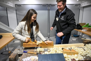 Handwerk erleben bei It’s a MATCH: Fester Stand und richtige Technik brauchts im Schreinerhandwerk  Fotos: HWK für Oberfranken/ R. Rinklef