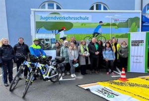 Beim Mittagspausen-Fahrradcheck am Landratsamt Würzburg erhielten Mitarbeitende und auch die stellvertretende Landrätin Karen Heußner (siebte v.r.) wichtige Sicherheitshinweise und viele Tipps und Tricks zum Beginn der neuen Rad-Saison. Foto: Nadine Heber