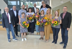 Fotoquelle: Sonja Endl, Landratsamt Kelheim v.l.n.r. vordere Reihe: Landrat Martin Neumeyer, Wolfgang Burger (Personalratsvorsitzender), Gertraud Schneider, Tanja Holzapfel, Sybille Zimmermann, Waltraud Schiller, Michaela Wallner, Hilde Brücklmeier und Erwin Ranftl (Personalleiter) hintere Reihe: Hubert Schierlinger (Leiter des Schülerwohnheims), Alexandra Adolph (Abteilungsleiterin), Reinhard Schmidbauer (Kreiskämmerer), Alexander Bindorfer (Sachgebietsleiter) und Norbert Birnthaler (Leiter Kreisjugendamt)