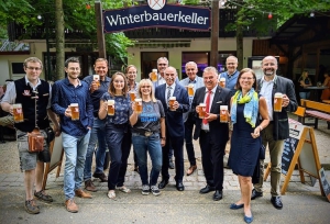 Ein starkes Netzwerk wird die fränkische Bier- und Weinkultur weiter entwickeln. Von links: Matthias Muß, Chef des Winterbauerkellers Forchheim, Nico Cieslar von der Touristinformation Forchheim, Frank Ebert von Oberfranken Offensiv, Bundestagsabgeordnete Lisa Badum, Norbert Heimbeck von der Genussregion Oberfranken, geschäftsführende Vorsitzende von Bierland Oberfranken, Gisela Hansen von der Meinel-Bräu aus Hof, Schatzmeister Bernd Sauer von der Handwerkskammer, Weinbau-Präsident Artur Steinmann, Rainer Prischenk als Landwirtschaftsexperte der Regierung von Oberfranken, 1. Vorsitzender Landrat Klaus Peter Söllner, Georg Rittmayer, Präsident des Verbands der Privaten Brauereien Bayern, Helga Metzel, Geschäftsführerin der Museen im Kulmbacher Mönchshof und Hauptgeschäftsführer Lothar Ebbertz vom Bayerischen Brauerbund.