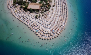 Muğla&#039;nın turistik ilçelerindeki sahillerde sıcak hava nedeniyle yoğunluk yaşandı