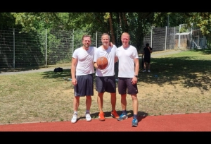 Eine Polizei-Mannschaft spielte gegen die Gewinner des Jugendzentrum-Basketball-Turniers, mit dabei v.l.: Polizeihauptkommissar Michael Manger, Erster Polizeihauptkommissar André Maier, Polizeihauptkommissar Christian Walter. Foto: Anna Laksa