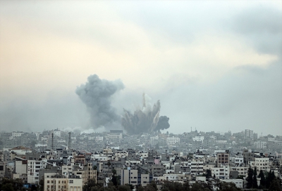 İsrail&#039;in Gazze Şeridi&#039;ne yönelik hava saldırıları sürüyor. Gazze kentinin doğusundaki Gazze - İsrail sınır bölgesine düzenlenen yoğun saldırılar sonucu bölgeden dumanlar yükseldi.