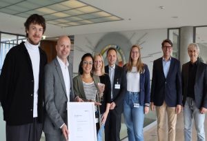 v.l. Patrick Hetzer (FLEX-Büro UKW), Alexander Pröbstle (Direktor der AOK Würzburg), Cashanna Schöller, Anke Kaiser (beide FLEX-Büro UKW),  Matthias Uhlmann, (stellvertretender Pflegedirektor am UKW), Delia Schumacher (FLEX-Büro UKW),  Dr. Tim von Oertzen (Ärztlicher Direktor des UKW) und Volker Weißmann (Berater für Betriebliches Gesundheitsmanagement der AOK Bayern).  UKW / Stefan Dreising