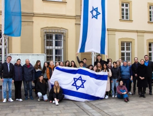 Ein Besuch als historische Spurensuche: Michael Frosch, Sigal Ostreicher und Oded Zingher (von links) begleiten das Austauschprogramm zweier Schulen, das nun auch nach Würzburg zu Bürgermeisterin Judith Jörg und Dr. Riccardo Altieri führte (von rechts). Foto: Georg Wagenbrenner