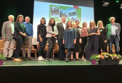 Symposium zum Abschluss des Fünfjahres-Projekts „Gesundheit für alle im Stadtteil“. Von links: Der Referent für Gesundheit und Umwelt a. D., Peter Pluschke, die Referentin für Gesundheit und Umwelt Britta Walthelm, der Direktor der AOK-Direktion Mittelfranken, Horst Leitner, die Projektmitarbeiterinnen Johanna Maintz und Sarah Hentrich, Gesundheitsamt, der betriebswirtschaftliche Leiter des Gesundheitsamts, Rolf Rabenstein, Projektleiterin Dr. Katharina Seebaß, Gesundheitsamt, die medizinische Leiterin des Gesundheitsamts, Dr. Katja Günther, Projektmitarbeiter Dr. Daniel Dravenau, Gesundheitsamt, Projektmitarbeiterin Janina Barth, Gesundheitsamt, die Bereichsleiterin Gesundheitsförderung, Dr. Ina Zimmermann, Gesundheitsamt, Projektmitarbeiterin Kim Nicole Hubmann, Gesundheitsamt, der Leiter des Gesundheitsamts a.D. Fred-Jürgen Beier.  Bildnachweis: Ulrike Goeken-Haidl / Gesundheitsamt Stadt Nürnberg