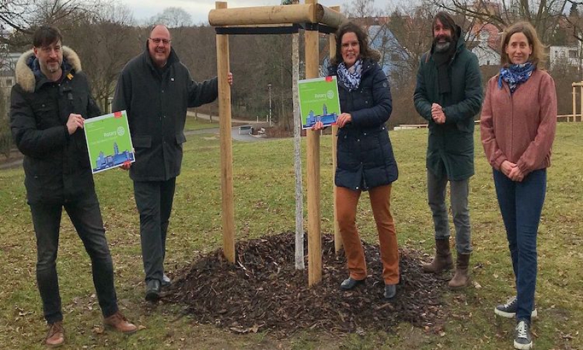 Rotary Club Nürnberg-Connect spendet sieben Bäume