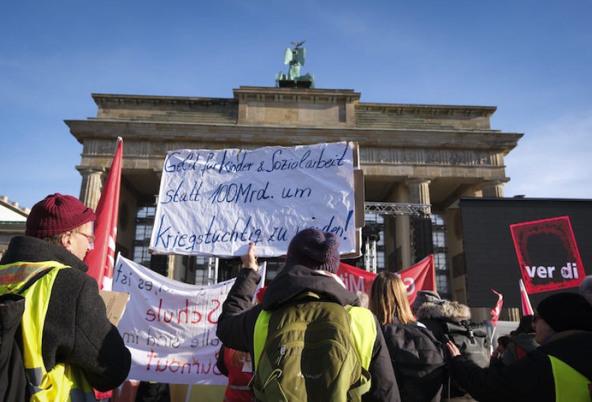 Berlin'de kamu çalışanları ücret artışı için uyarı grevi yaptı