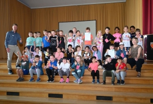 Die Rektorin Meike Gressel sowie Kinder der Gustav-Walle-Grundschule freuen sich über den Beginn des AOK-Präventionsprogramms „Klasse2000“ an ihrer Schule.