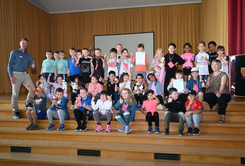 Kindergesundheit im Mittelpunkt - Klasse2000-Patenschaft der AOK   für Gustav-Walle-Grundschule Würzburg