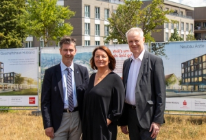 Offizielle Übergabe des Grundstücks von der Stadt an die Bauträger, v.li. Oberbürgermeister Christian Schuchardt, Stefanie Riedel (Aufsichtsratsvorsitzende Riedel Bau Gruppe), Bernd Fröhlich (Vorstandsvorsitzender Sparkasse Mainfranken). Foto: Claudia Lother