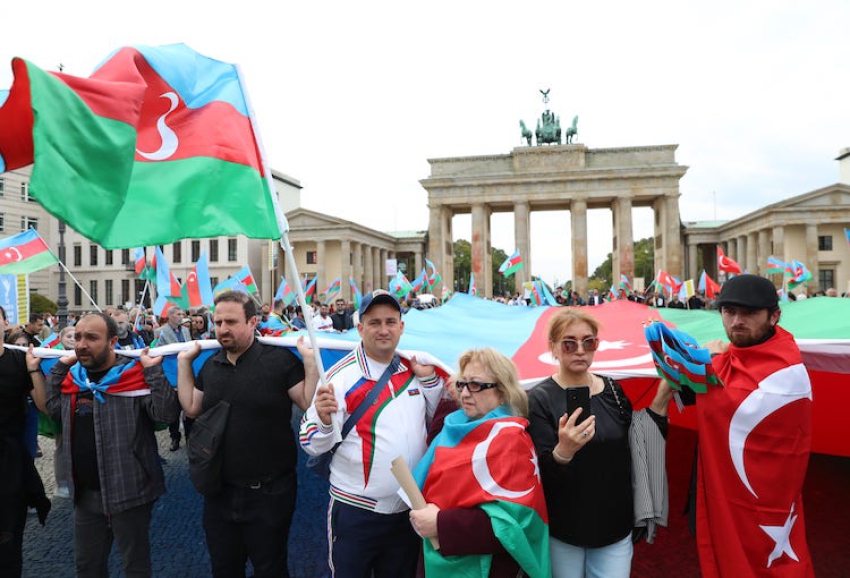 Avrupa'daki Azerbaycanlılar Berlin'deki gösteriyle ülkelerine destek verdi
