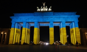Berlin&#039;deki Brandenburg Kapısı&#039;na Ukrayna bayrağı yansıtıldı