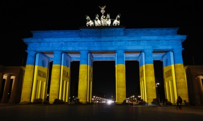 Berlin&#039;deki Brandenburg Kapısı&#039;na Ukrayna bayrağı yansıtıldı