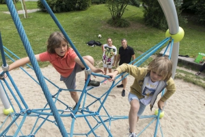 Foto: Regelmäßige Bewegung und passende Kleidung fördern die Sicherheit beim Spielen.