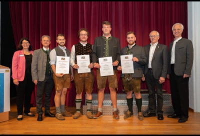 Fotoquelle: Regierung von Oberbayern v.l.n.r. Melanie Reichlmayr, Dr. Peter Nawroth (beide Regierung von Oberbayern), Markus Erwin Bachmaier, Johannes Ertlmaier, Christoph Alkofer, Leonhard Wimmer, Franz Aunkofer (stv. Landrat), Regierungspräsident Dr. Konrad Schober  