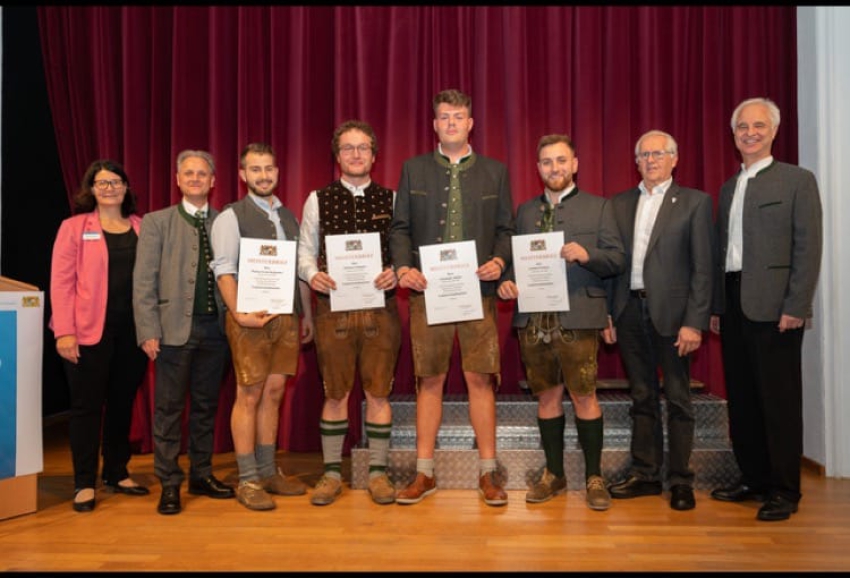 Meisterbriefe für Landwirtschaft an Landwirte aus dem Landkreis Kelheim