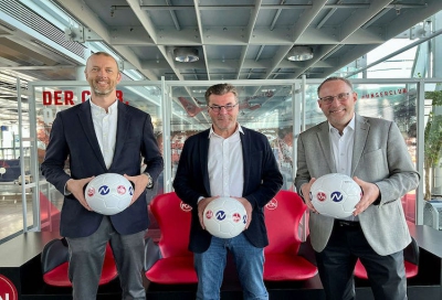 Niels Rossow, Kaufmännischer Vorstand beim 1. FC Nürnberg, Dieter Hecking, Vorstand Sport und Flughafengeschäftsführer Dr. Michael Hupe eröffneten im Wartebereich des Terminals das „Club-Gate“ am Schalter A19 und spielten sich gegenseitig die Bälle zu (v.l.). Foto: Christian Albrecht / Airport Nürnberg