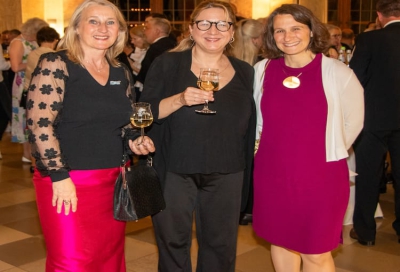 Intendantin Evelyn Meining, Pianistin Ragna Schirmer und Geschäftsführerin Katharina Strein beim Empfang im Gartensaal. Fotos: Georg Wagenbrenner