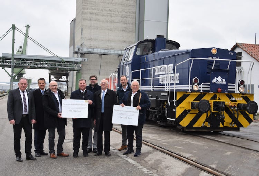 Modernisierung des Schienennetzes am Hafen Kelheim: Bayerns Verkehrsminister Christian Bernreiter übergibt Förderbescheide über rund 2,36 Millionen Euro