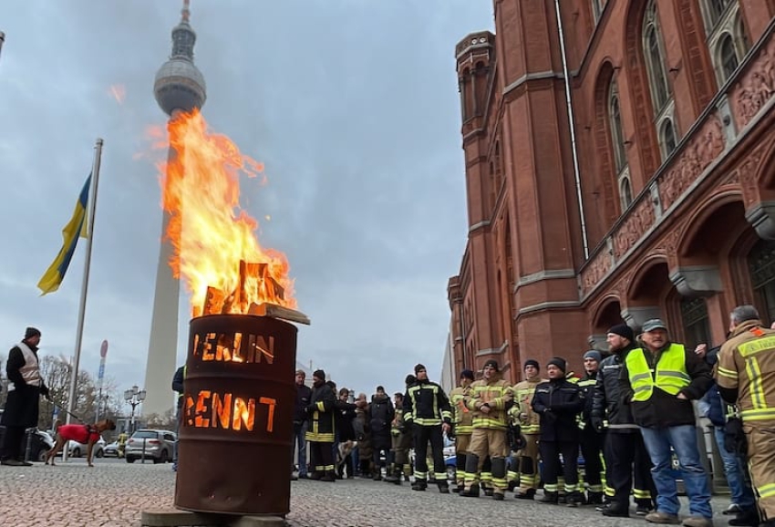 Almanya’da itfaiyeciler çalışma şartlarının düzeltilmesi talebiyle &quot;ateş&quot; yaktı