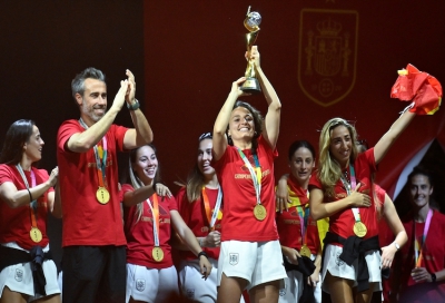 2023 FIFA Kadınlar Dünya Kupası&#039;nın sahibi İspanya, başkent Madrid&#039;de düzenlenen etkinlikte taraftarlar ile bir araya geldi. Etkinlikte, takım teknik direktörü Jorge Vilda Rodriguez (solda) takım futbolcuları Ivana Andres (ortada) ve Olga Carmona (sağda) da hazır bulundu.