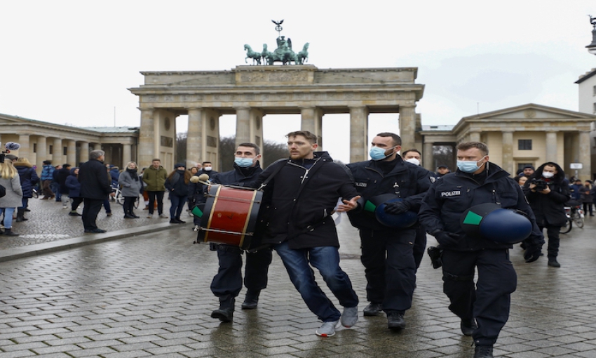 Almanya'nın çeşitli kentlerinde Kovid-19 tedbirleri protesto edildi