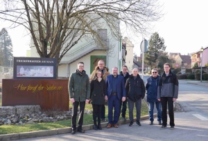 Landrat Thomas Eberth (4.v.r.) besuchte jüngst Bürgermeister Günther Hofmann (3.v.r.) in dessen Gemeinde Frickenhausen am Main. Mit dabei als Vertreter des Landratsamts Würzburg (von links) der Geschäftsbereichsleiter des Bauamts Dr. Benedikt Kaufmann, die Leiterin des Geschäftsbereichs Kommunales und Sicherheit sowie des Gesundheitsamts Nina Opfermann und der Leiter der Stabsstelle Landrat Michael Dröse. (von rechts) Gemeindekämmerer und VG-Leiter Stefan Schmidt, Gemeinderat Helmut Wittiger und 2. Bürgermeister Matthias Ganz (Mitte, hinten) begleiteten die Vertreter des Landkreises. Foto: Christian Schuster