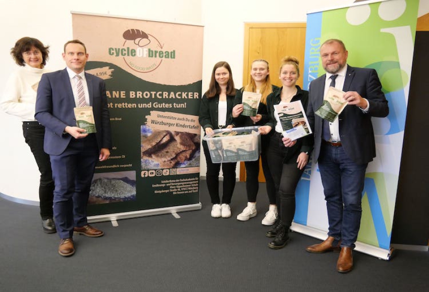 Brotchips gegen die Lebensmittelverschwendung: Schülerfirma „cycleOFbread“ zu Besuch im Landratsamt Würzburg