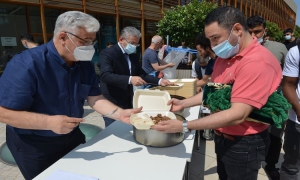 Almanya&#039;da Köln DİTİB Merkez Camisi&#039;nde geleneksel kavurma ikramı