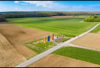 Rund um den Mittelpunkt Europas bei Gadheim bewirtschaftet Familie Römert ihre Felder nach Bioland-Richtlinien. Am 24.Mai wird der Rundweg „Bio-Landwirtschaft und Wildlebensräume“ eröffnet.  Foto: Jan R. Schäfer